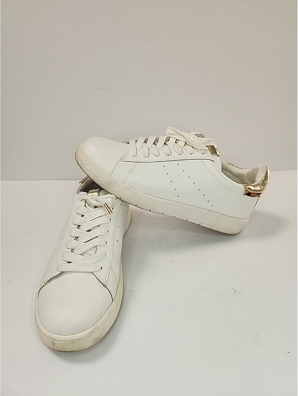 WHBM Leather Sneakers White Leapored Gld Detail Sz 9 Lace Up Shoes Preppy